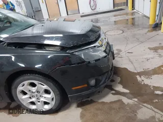 2010 Ford Fusion SE z VIN 3FAHP0HA5AR376700, wystawiony jako IAAI lot #42260240 z przebiegiem 98 509 mil mil oraz . Historia ofert i sprzedaży dostępna na DreamBid. Obrazek 12.