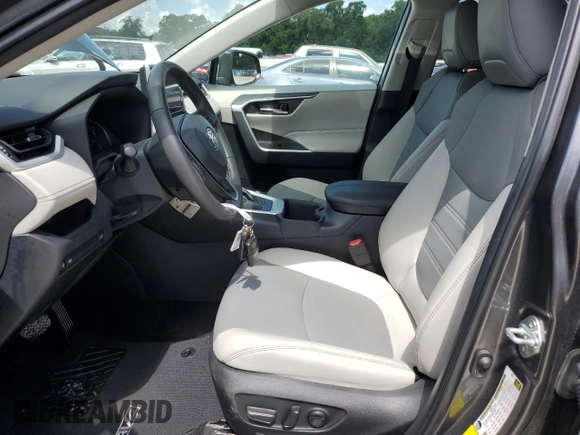 2023 Toyota RAV4 XLE Premium z VIN 2T3C1RFV7PC222978, wystawiony jako Copart lot #61953295 z przebiegiem 33 679 mil mil oraz Szkoda całkowita • Salvage title. Historia ofert i sprzedaży dostępna na DreamBid. Obrazek 7.