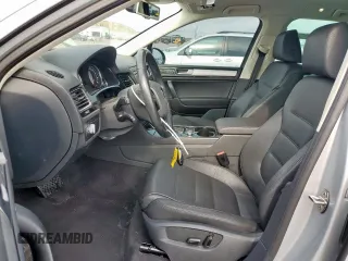 2016 Volkswagen Touareg Sport z VIN WVGEF9BP8GD010468, wystawiony jako Copart lot #53109665 z przebiegiem 55 296 mil mil oraz Szkoda całkowita • Salvage title. Historia ofert i sprzedaży dostępna na DreamBid. Obrazek 7.