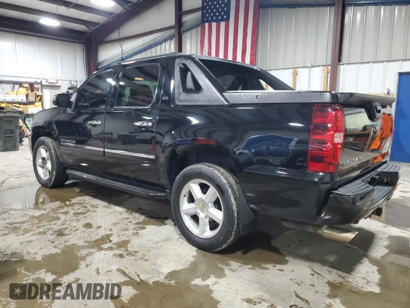 2010 Chevrolet Avalanche LTZ z VIN 3GNVKGE04AG290474, wystawiony jako Copart lot #51571895 z przebiegiem 130 497 mil mil oraz Szkoda całkowita • Salvage title. Historia ofert i sprzedaży dostępna na DreamBid. Obrazek 2.