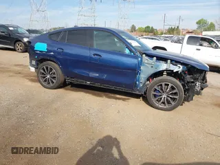 2023 BMW X6 xDrive40i z VIN 5UXCY6C07P9P85707, wystawiony jako IAAI lot #42075043 z przebiegiem 25 218 mil mil oraz . Historia ofert i sprzedaży dostępna na DreamBid. Obrazek 1.