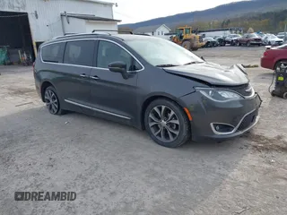 2017 Chrysler Pacifica Limited z VIN 2C4RC1GG0HR505898, wystawiony jako IAAI lot #42062725 z przebiegiem 98 437 mil mil oraz . Historia ofert i sprzedaży dostępna na DreamBid. Obrazek 1.