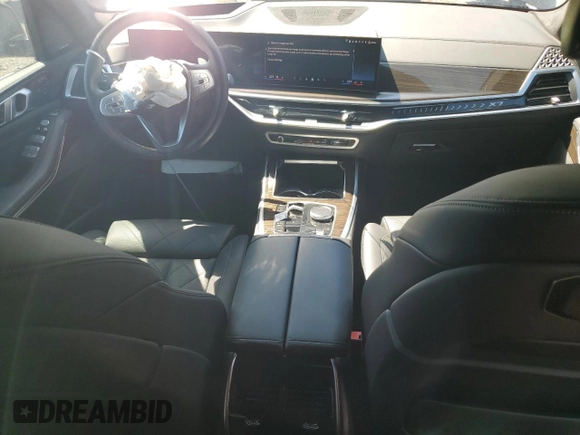 2024 BMW X7 xDrive40i z VIN 5UX23EM09R9T85217, wystawiony jako Copart lot #55027125 z przebiegiem 30 337 mil mil oraz Szkody całkowita. Historia ofert i sprzedaży dostępna na DreamBid. Obrazek 8.