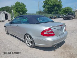 2004 Mercedes-Benz CLK 500 z VIN WDBTK75G04T024842, wystawiony jako IAAI lot #42635529 z przebiegiem 103 562 mil mil oraz . Historia ofert i sprzedaży dostępna na DreamBid. Obrazek 3.