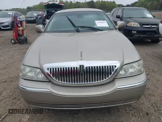 2003 Lincoln Town Car Signature z VIN 1LNHM82W73Y645995, wystawiony jako IAAI lot #41958634 z przebiegiem 172 960 mil mil oraz . Historia ofert i sprzedaży dostępna na DreamBid. Obrazek 12.