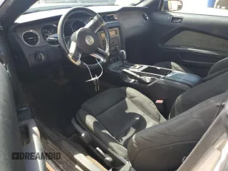 2013 Ford Mustang V6 z VIN 1ZVBP8AM8D5256204, wystawiony jako Copart lot #56149115 z przebiegiem 136 830 mil mil oraz Szkoda całkowita • Salvage title. Historia ofert i sprzedaży dostępna na DreamBid. Obrazek 8.