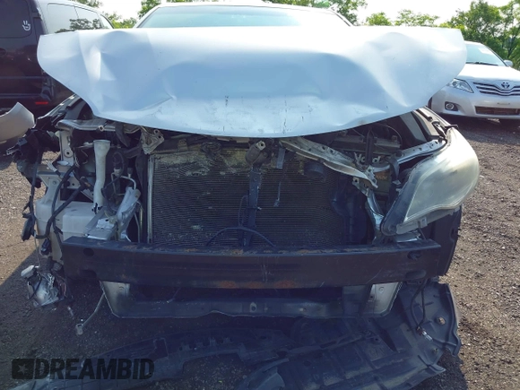 2013 Toyota Avalon XLE z VIN 4T1BK1EB7DU035647, wystawiony jako IAAI lot #42456762 z przebiegiem 136 018 mil mil oraz . Historia ofert i sprzedaży dostępna na DreamBid. Obrazek 6.