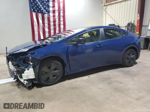 2023 Toyota Prius LE z VIN JTDACAAUXP3010661, wystawiony jako Copart lot #57996225 z przebiegiem 31 166 mil mil oraz Czysty tytuł • Clean title. Historia ofert i sprzedaży dostępna na DreamBid. Obrazek 1.