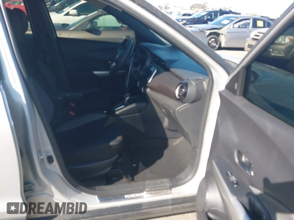 2020 Nissan Kicks SV z VIN 3N1CP5CV6LL573962, wystawiony jako IAAI lot #41783534 z przebiegiem 32 247 mil mil oraz . Historia ofert i sprzedaży dostępna na DreamBid. Obrazek 5.