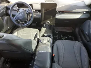 2023 Ford Mustang Mach-E Premium z VIN 3FMTK3RM2PMA31574, wystawiony jako Copart lot #52451445 z przebiegiem Nie podano mil oraz Szkoda całkowita • Salvage title. Historia ofert i sprzedaży dostępna na DreamBid. Obrazek 8.