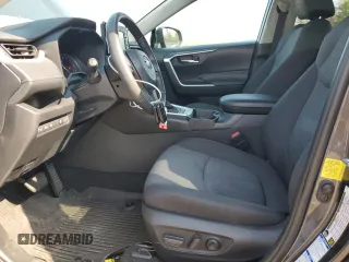 2021 Toyota RAV4 XLE z VIN 2T3P1RFV8MC202347, wystawiony jako Copart lot #66336895 z przebiegiem 33 722 mil mil oraz Szkoda całkowita • Salvage title. Historia ofert i sprzedaży dostępna na DreamBid. Obrazek 7.