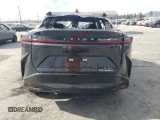 2024 Lexus RZ 300e Premium z VIN JTJABABB0RA004671, wystawiony jako Copart lot #57287935 z przebiegiem Nie podano mil oraz Nie do naprawy • Non repairable. Historia ofert i sprzedaży dostępna na DreamBid. Obrazek 6.