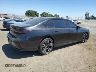2023 BMW i7 xDrive60 z VIN WBY53EJ01PCN52638, wystawiony jako Copart lot #67345074 z przebiegiem 13 995 mil mil oraz Szkody całkowita. Historia ofert i sprzedaży dostępna na DreamBid. Obrazek 3.