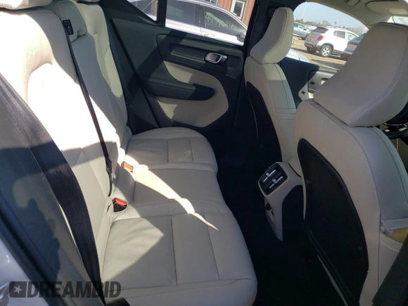 2023 Volvo XC40 Ultimate Bright Theme с VIN YV4L12UA5P2001018, выставлен на аукционе Copart как лот 44428554 с пробегом 7 463 миль миль и . История ставок и продаж доступна на DreamBid. Изображение 10.
