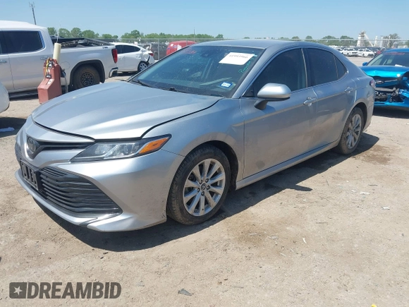 2019 Toyota Camry LE z VIN 4T1B11HK8KU789295, wystawiony jako IAAI lot #41993966 z przebiegiem 94 165 mil mil oraz . Historia ofert i sprzedaży dostępna na DreamBid. Obrazek 17.