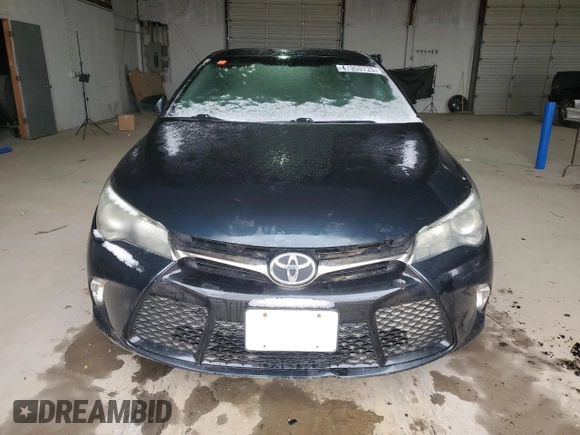 2015 Toyota Camry XLE z VIN 4T1BF1FK9FU474810, wystawiony jako Copart lot #47950725 z przebiegiem Nie podano mil oraz Szkoda całkowita • Salvage title. Historia ofert i sprzedaży dostępna na DreamBid. Obrazek 5.