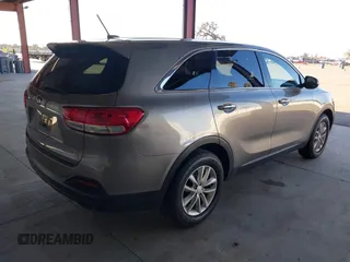 2018 Kia Sorento LX with VIN 5XYPG4A39JG417378, listed as a IAAI auction lot 41671284 with 216,876 mi miles. Bid and sale history available at carsss.com. Image 4.