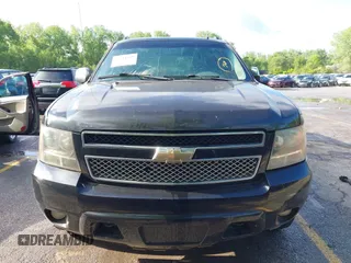 2010 Chevrolet Avalanche LTZ with VIN 3GNVKGE07AG147633, listed as a IAAI auction lot 42154619 with 171,420 mi miles. Bid and sale history available at carsss.com. Image 6.