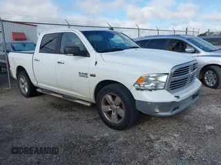 2018 Ram 1500 Big Horn z VIN 3C6RR6LT3JG162845, wystawiony jako IAAI lot #42358934 z przebiegiem 61 992 mil mil oraz . Historia ofert i sprzedaży dostępna na DreamBid. Obrazek 1.