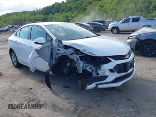 2017 Chevrolet Cruze LS z VIN 1G1BC5SM9H7261068, wystawiony jako IAAI lot #42230744 z przebiegiem 85 713 mil mil oraz . Historia ofert i sprzedaży dostępna na DreamBid. Obrazek 1.