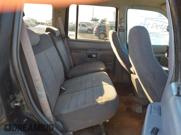 1996 Ford Explorer XL z VIN 1FMDU34X8TUA58168, wystawiony jako IAAI lot #41423645 z przebiegiem 121 839 mil mil oraz . Historia ofert i sprzedaży dostępna na DreamBid. Obrazek 8.