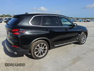 2024 BMW X5 xDrive40i z VIN 5UX23EU06R9T35813, wystawiony jako Copart lot #57442245 z przebiegiem 41 072 mil mil oraz Tytuł czysty. Historia ofert i sprzedaży dostępna na DreamBid. Obrazek 3.