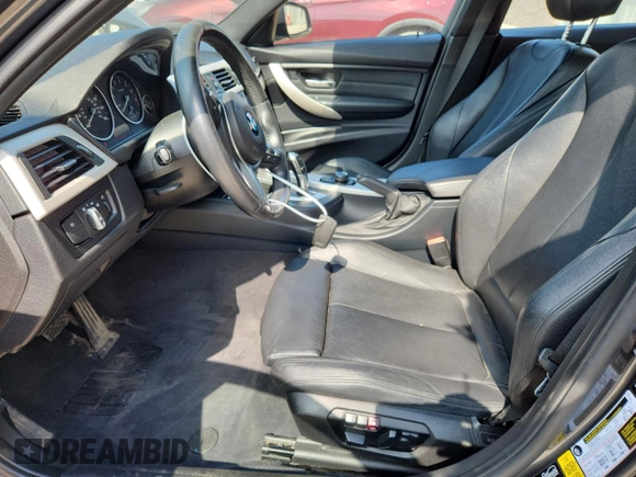 2014 BMW 3 Series 320i xDrive z VIN WBA3C3C52EP661263, wystawiony jako Copart lot #63203495 z przebiegiem 190 412 mil mil oraz Nie do naprawy • Non repairable. Historia ofert i sprzedaży dostępna na DreamBid. Obrazek 7.