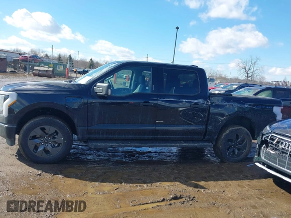 2024 Ford F-150 Lightning XLT z VIN 1FTVW3LK3RWG06339, wystawiony jako IAAI lot #41664763 z przebiegiem 9 891 mil mil oraz . Historia ofert i sprzedaży dostępna na DreamBid. Obrazek 14.