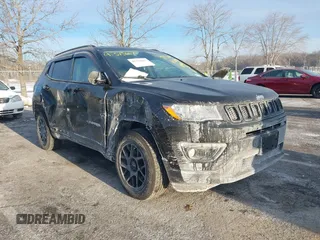 2019 Jeep Compass Latitude z VIN 3C4NJDBB9KT792096, wystawiony jako IAAI lot #41373667 z przebiegiem 93 892 mil mil oraz . Historia ofert i sprzedaży dostępna na DreamBid. Obrazek 1.