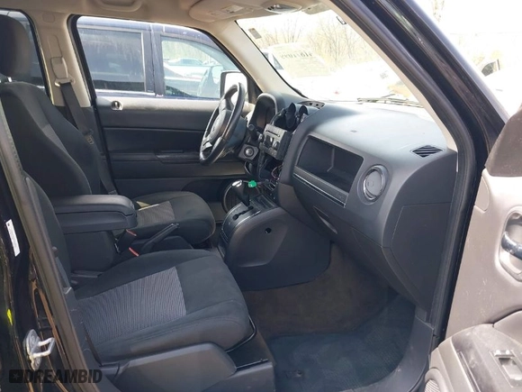 2014 Jeep Patriot Latitude with VIN 1C4NJRFB3ED615996, listed as a IAAI auction lot 41871099 with 120,000 mi miles. Bid and sale history available at carsss.com. Image 5.