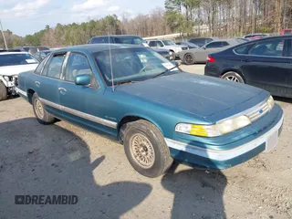 1993 Ford Crown Victoria z VIN 2FACP74W6PX112450, wystawiony jako IAAI lot #41673601 z przebiegiem 209 368 mil mil oraz . Historia ofert i sprzedaży dostępna na DreamBid. Obrazek 1.