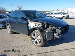 2017 Porsche Cayenne S z VIN WP1AB2A26HLA53031, wystawiony jako IAAI lot #41200509 z przebiegiem 92 305 mil mil oraz . Historia ofert i sprzedaży dostępna na DreamBid. Obrazek 1.