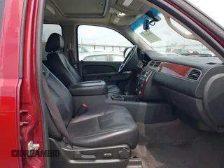 2010 Chevrolet Suburban LT z VIN 1GNUKJE30AR262500, wystawiony jako IAAI lot #42082813 z przebiegiem 270 431 mil mil oraz . Historia ofert i sprzedaży dostępna na DreamBid. Obrazek 5.