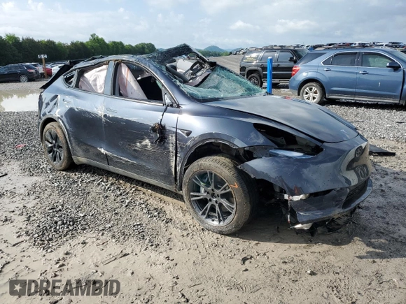 2024 Tesla Model Y Long Range z VIN 7SAYGDEEXRA324517, wystawiony jako Copart lot #55274615 z przebiegiem Nie podano mil oraz Szkoda całkowita • Salvage title. Historia ofert i sprzedaży dostępna na DreamBid. Obrazek 4.