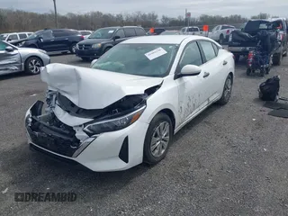2024 Nissan Sentra S z VIN 3N1AB8BV4RY272627, wystawiony jako IAAI lot #41966596 z przebiegiem 32 827 mil mil oraz . Historia ofert i sprzedaży dostępna na DreamBid. Obrazek 2.