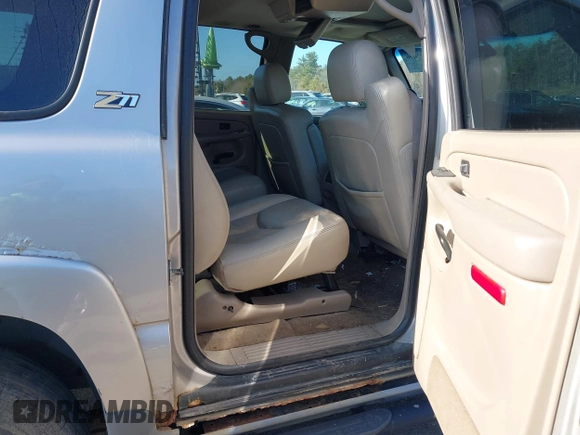 2004 Chevrolet Suburban Z71 with VIN 3GNFK16T94G306117, listed as a IAAI auction lot 41802606 with 172,269 mi miles. Bid and sale history available at carsss.com. Image 8.