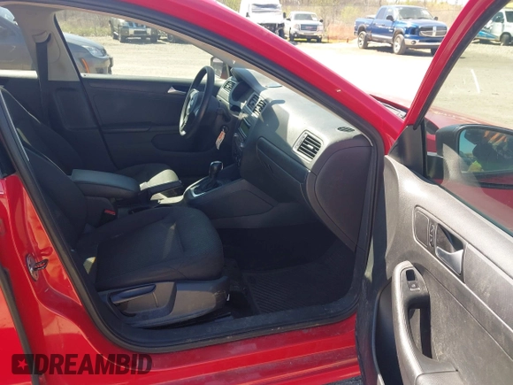 2014 Volkswagen Jetta S z VIN 3VW2K7AJ6EM305345, wystawiony jako IAAI lot #42222726 z przebiegiem 113 350 mil mil oraz . Historia ofert i sprzedaży dostępna na DreamBid. Obrazek 5.