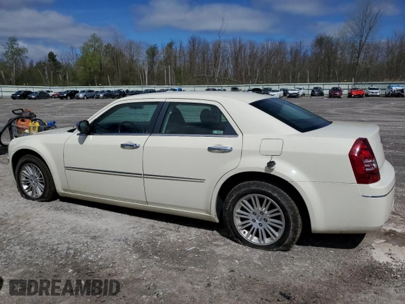 2010 Chrysler 300 Touring z VIN 2C3CA5CV1AH241629, wystawiony jako Copart lot #54841465 z przebiegiem 57 238 mil mil oraz Szkoda całkowita • Salvage title. Historia ofert i sprzedaży dostępna na DreamBid. Obrazek 2.