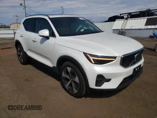 2025 Volvo XC40 Plus Bright Theme z VIN YV4L12UE6S2547385, wystawiony jako Copart lot #54303065 z przebiegiem 3158 mil mil oraz Szkody całkowita. Historia ofert i sprzedaży dostępna na DreamBid. Obrazek 4.