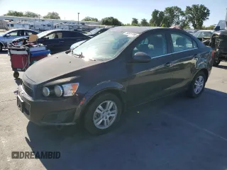 2014 Chevrolet Sonic LT z VIN 1G1JC5SH6E4209344, wystawiony jako Copart lot #56931155 z przebiegiem 113 410 mil mil oraz Czysty tytuł • Clean title. Historia ofert i sprzedaży dostępna na DreamBid. Obrazek 1.
