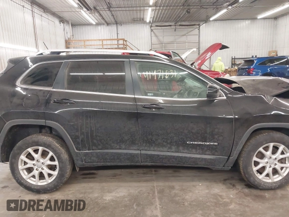 2018 Jeep Cherokee Latitude z VIN 1C4PJMCB9JD572453, wystawiony jako IAAI lot #41471831 z przebiegiem 68 634 mil mil oraz . Historia ofert i sprzedaży dostępna na DreamBid. Obrazek 14.