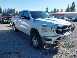2020 Ram 1500 Big Horn z VIN 1C6SRFFT2LN126359, wystawiony jako IAAI lot #42368871 z przebiegiem 123 336 mil mil oraz . Historia ofert i sprzedaży dostępna na DreamBid. Obrazek 1.