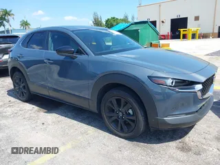 2024 Mazda CX-30 S Carbon Edition z VIN 3MVDMBCM0RM661018, wystawiony jako IAAI lot #42326256 z przebiegiem 22 169 mil mil oraz . Historia ofert i sprzedaży dostępna na DreamBid. Obrazek 1.