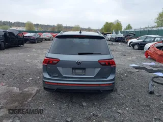 2022 Volkswagen Tiguan SE R-Line Black z VIN 3VVCB7AX9NM014741, wystawiony jako IAAI lot #42043123 z przebiegiem 71 777 mil mil oraz . Historia ofert i sprzedaży dostępna na DreamBid. Obrazek 17.