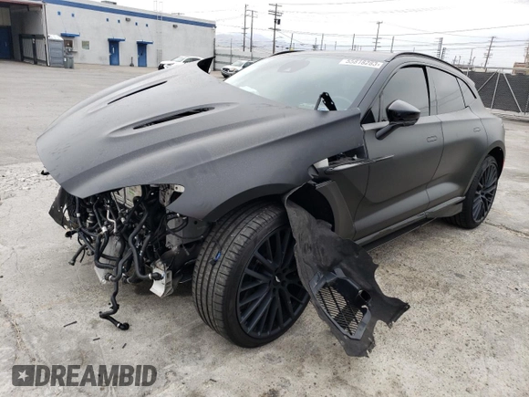 2023 Aston Martin DBX 707 z VIN SD7VUJBW2PTV06486, wystawiony jako Copart lot #55818283 z przebiegiem Nie podano mil oraz . Historia ofert i sprzedaży dostępna na DreamBid. Obrazek 1.