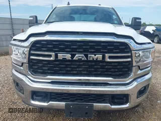 2024 Ram 2500 Big Horn z VIN 3C6UR5DL1RG338631, wystawiony jako IAAI lot #42608233 z przebiegiem 34 989 mil mil oraz . Historia ofert i sprzedaży dostępna na DreamBid. Obrazek 12.