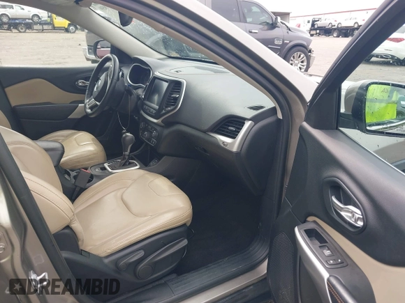 2017 Jeep Cherokee Limited z VIN 1C4PJLDS7HW585449, wystawiony jako IAAI lot #42357859 z przebiegiem 90 268 mil mil oraz . Historia ofert i sprzedaży dostępna na DreamBid. Obrazek 5.