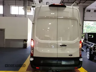 2023 Ford Transit Cargo z VIN 1FTBR1X85PKC00581, wystawiony jako IAAI lot #42900680 z przebiegiem 8 386 mil mil oraz . Historia ofert i sprzedaży dostępna na DreamBid. Obrazek 17.