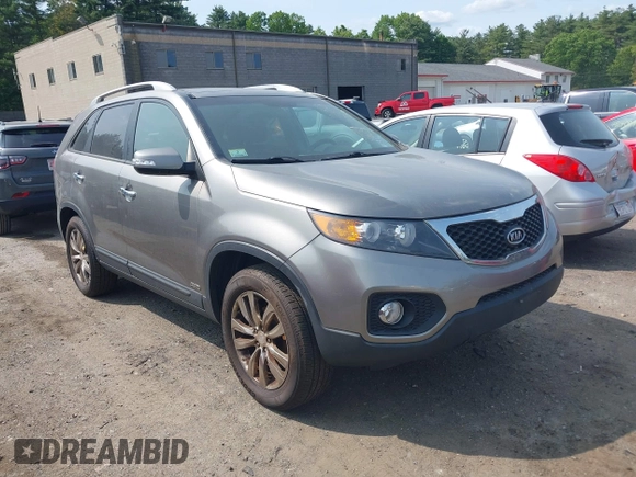 2011 Kia Sorento EX z VIN 5XYKUDA24BG064639, wystawiony jako IAAI lot #42369960 z przebiegiem 133 687 mil mil oraz . Historia ofert i sprzedaży dostępna na DreamBid. Obrazek 1.