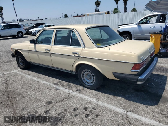 1983 Mercedes-Benz 300 D z VIN WDBAB33AXDB017451, wystawiony jako Copart lot #60463935 z przebiegiem 314 995 mil mil oraz Czysty tytuł • Clean title. Historia ofert i sprzedaży dostępna na DreamBid. Obrazek 2.